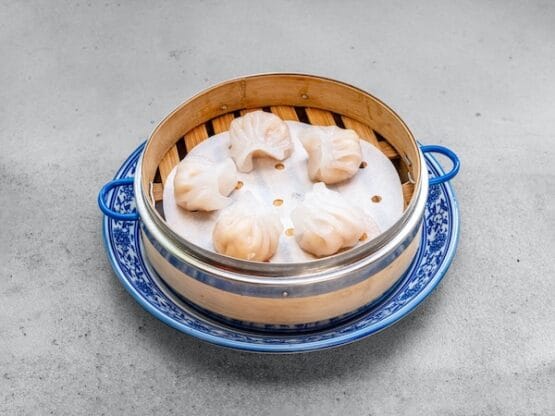 Gotowane pierożki krewetkami